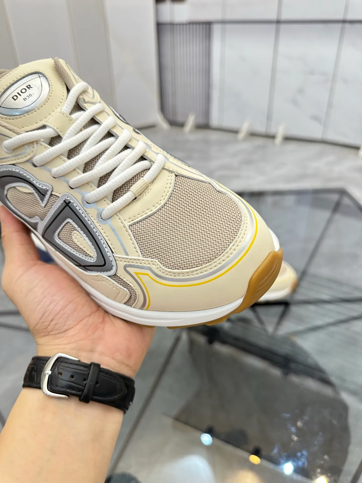Men's shoes: 💰P400¥ Available in Guangzhou Product trademark: Dior* "Dior*" low-top casual shoes Regular size: 35-46 (can be customized to 47) Couple style Product materials: Upper imported cowhide stitched with original fabric, breathable lining, ultra-light foam original outsole. No.: 007